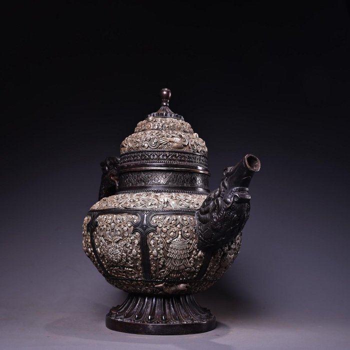 珍品舊藏西藏收純銅高浮雕鏨刻鎏銀藏式吉祥八寶酥油茶壺工藝精湛器型