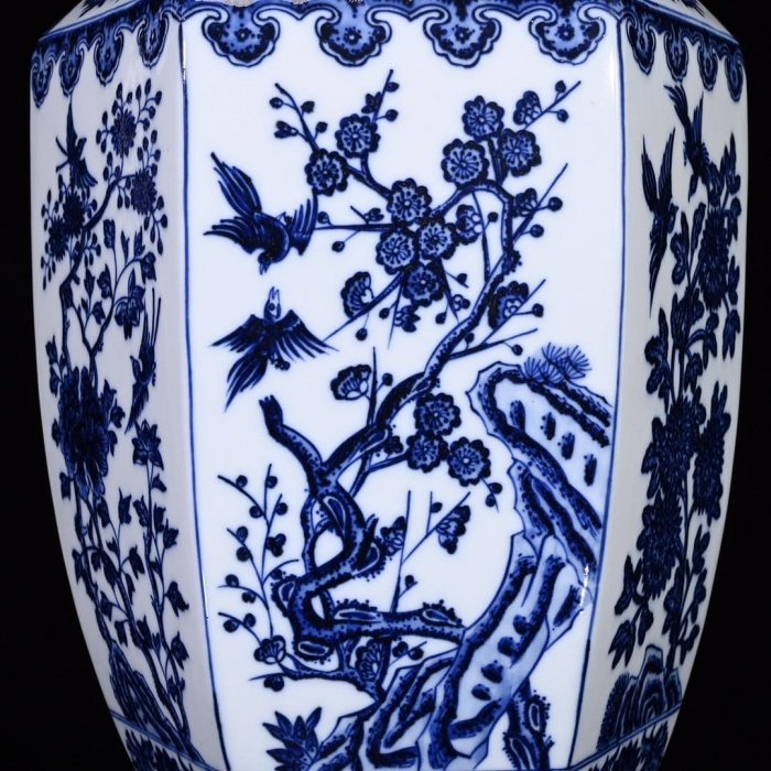 可議價清乾隆青花花卉紋六方瓶。 規格50*20。 35aa7312青瓷、白瓷