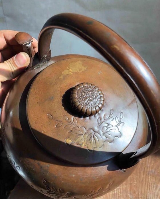 日本早期手工鏨刻草花紋老銅壺水注整體品相保存完好無損傷，畫面精美