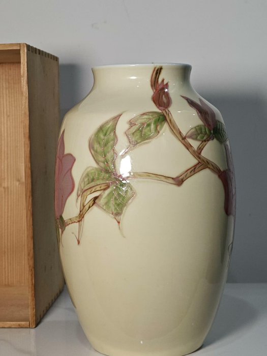 日本古董花瓶鳳仙窯琥山作品，非常雅致，原木盒多年存放原因變形了
