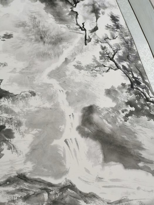 嚴選純手工水墨國畫山水掛軸，宣紙為底錦綾邊框，附精美裝裱山水有清音