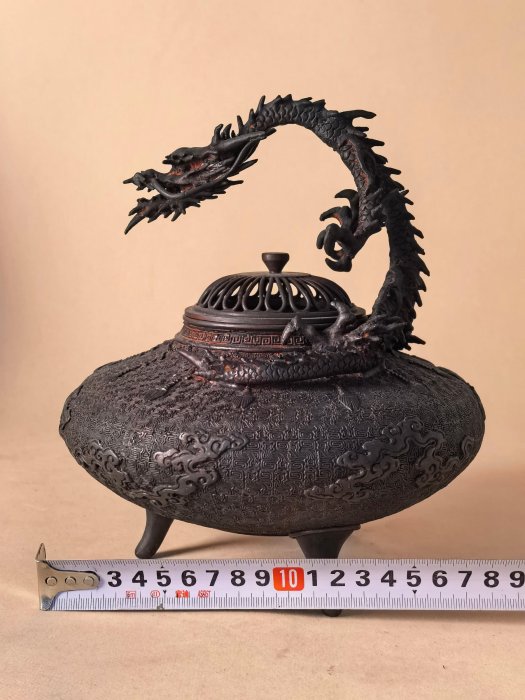 日本米田秀保創作香爐，整條立體龍浮雕設計，鏨空蓋與爐身回字紋裝飾