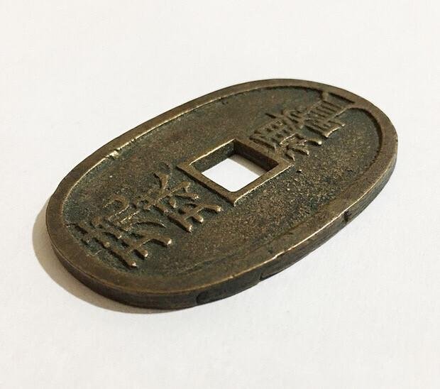 嚴選日本琉球通寶當百古幣，尺寸49.4x33.3mm，重20.4克，「琉球二字移