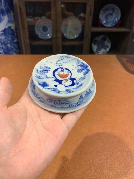 景德鎮青花哆啦A夢山水蓋置壺，手工組件彩繪藝術品，尺寸8.5公分，釉光