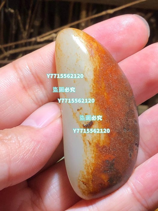 和田玉紅皮白玉籽料原石重量26克，尺寸55、24、10mm 天然一顆精品原石 