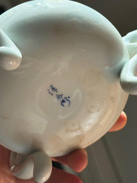 日本古美術青瓷香爐三足雙耳，鏤空雕花精美，溫潤釉色如玉，獨特器型配