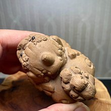 嚴選宜興段泥紫砂茶寵擺件，狻猊工藝招財進寶藝術品，尺寸：6.3×4.6