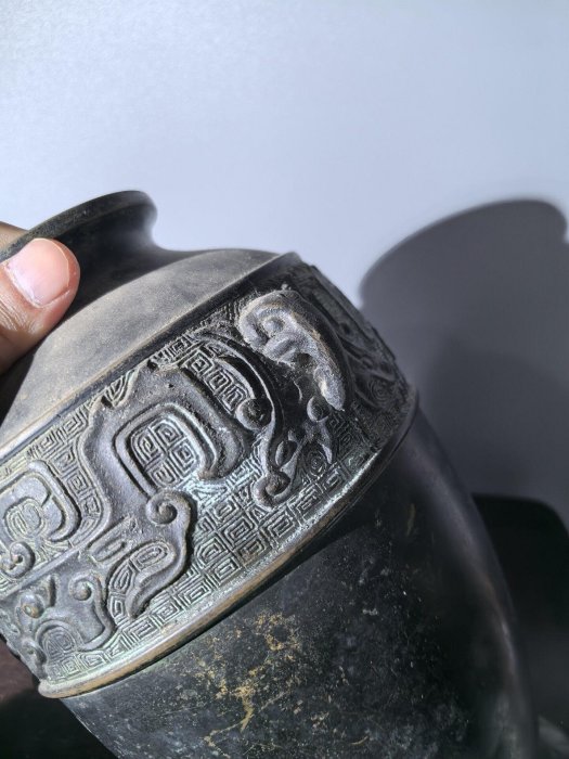 民國大漆饕餮紋象耳清供銅瓶【年代】民國【尺寸】口徑8CM，底徑9.4CM
