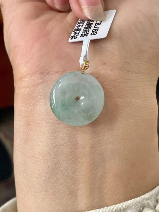 18K金扣頭翡翠冰種飄花平安扣吊墜，尺寸精準，無紋裂棉體現天然之美