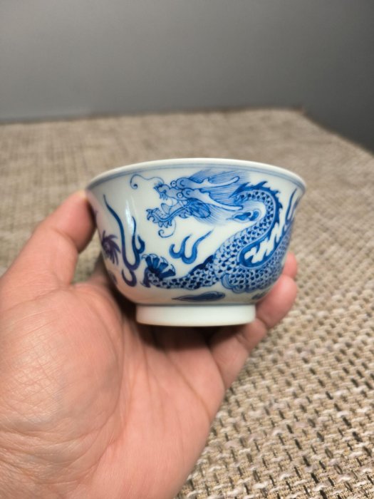 染付龍紋  盃 景德鎮純手工青花龍紋主人杯，柴窯風貌大氣推薦，適合收藏。回字紋杯口