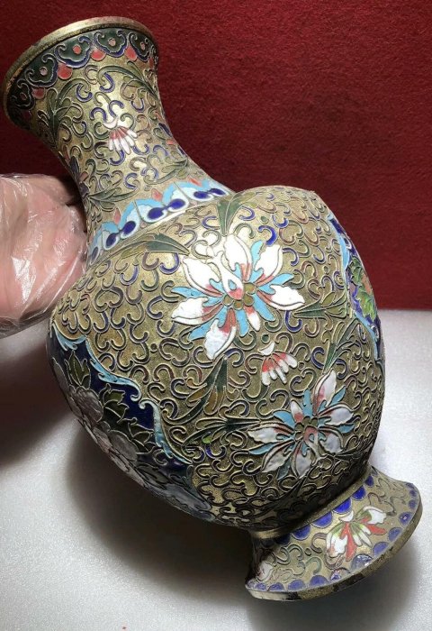 景泰藍大花瓶（民國後期）高36公分，重2.1斤，銅制精美，瑕疵獨特