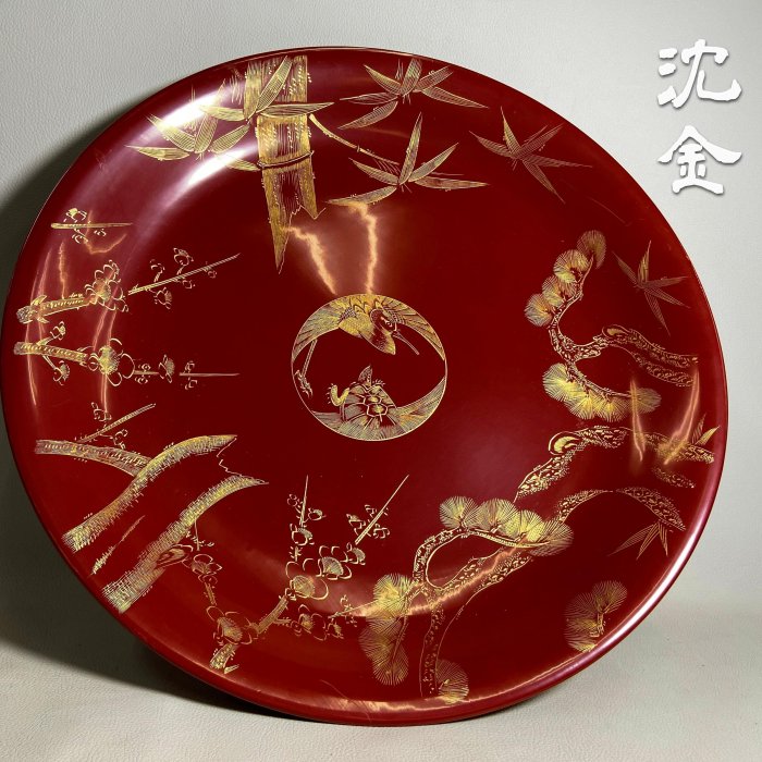 古玩輕鬆拍】老日本傳統漆工藝木胎沈金四君子松竹梅鶴龜紋朱漆面大漆盤