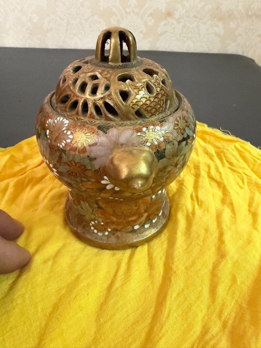 嚴選日式薩摩燒香薰爐，金彩白花鏤空蓋設計，配原木盒手寫標示，復古