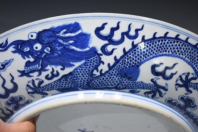 清光緒青花雙龍戲珠龍紋盤，尺寸直徑34公分，（處北京嘉德拍賣附證書