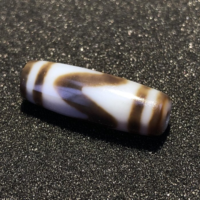 虎牙天珠 精品藏傳雙線虎牙天珠【藏品詳述】： 尺寸：對孔：35.1mm直徑：11.7mm