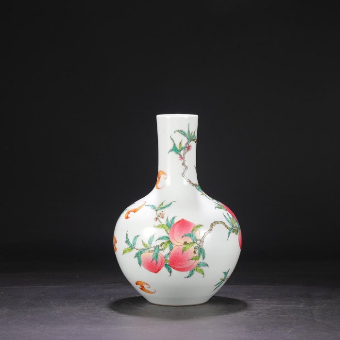 舊藏清代乾隆粉彩九桃福壽紋大天球瓶尺寸高33公分口徑7公分肚徑21公分