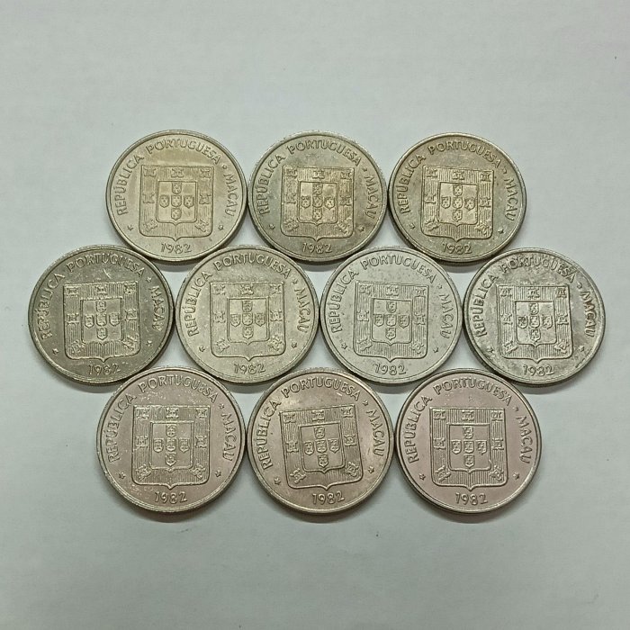 嚴選1982年澳門雙魚壹圓小額流通幣，實物對比可見。舊品收藏推薦