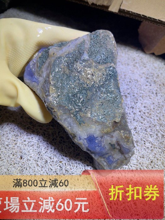 藍瑪瑙原石1.35公斤，天藍色澤漂亮，晶體結構獨特，面光滑細膩，帶紋路