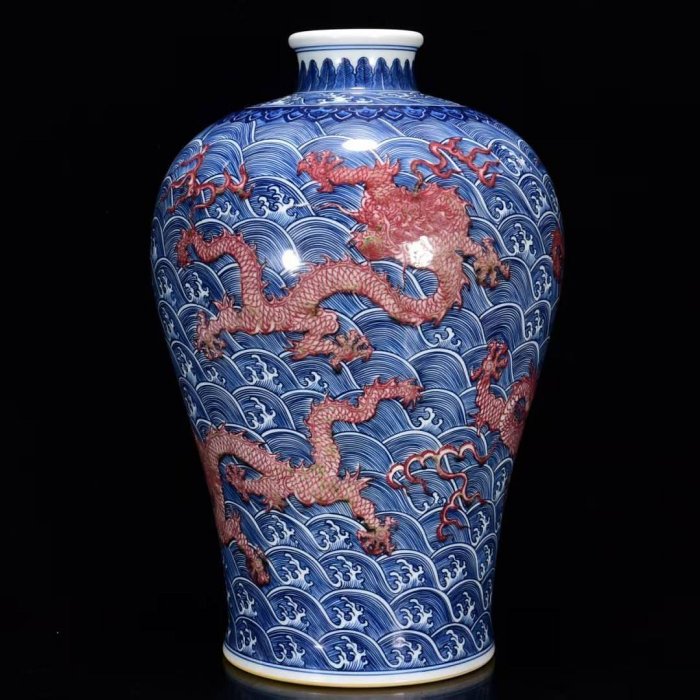 中国古美術・大清雍正款・青花海水彫刻蒼龍教子図梅瓶・花瓶・茶道具・陶磁器・青花磁 清雍正年青花釉里紅海水龍紋梅瓶41*27m 舊藏收藏古玩【舊藏館】-1833
