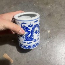 景德鎮雙龍戲珠青花筆筒，全品新貨嚴選推薦，適合收藏與擺置文房四寶