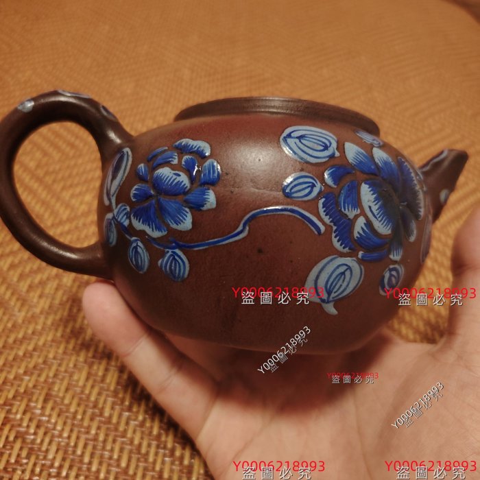 清代中藍彩獅子紋紫砂壺，壺身紫砂材質，做工精致。壺身繪制藍色獅子滾