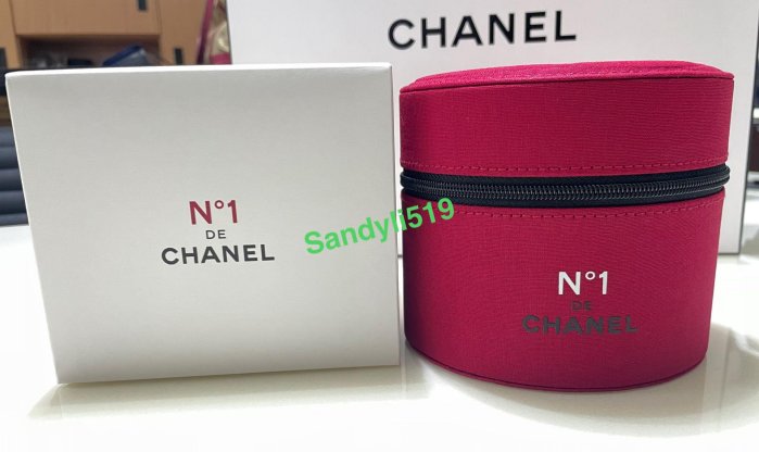 CHANEL🔥法櫃贈品 2024元旦香港限定紅色山茶花絨布圓筒包/圓筒化妝包/收納包 13.5*13.4*11.7cm 盒裝 附提袋