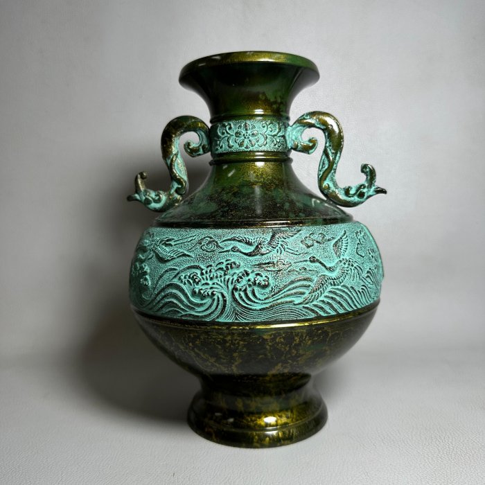 古玩輕鬆拍】老日本高岡銅器金工師龍仙作螭耳浪鶴雕青銅花瓶/鑄銅花器