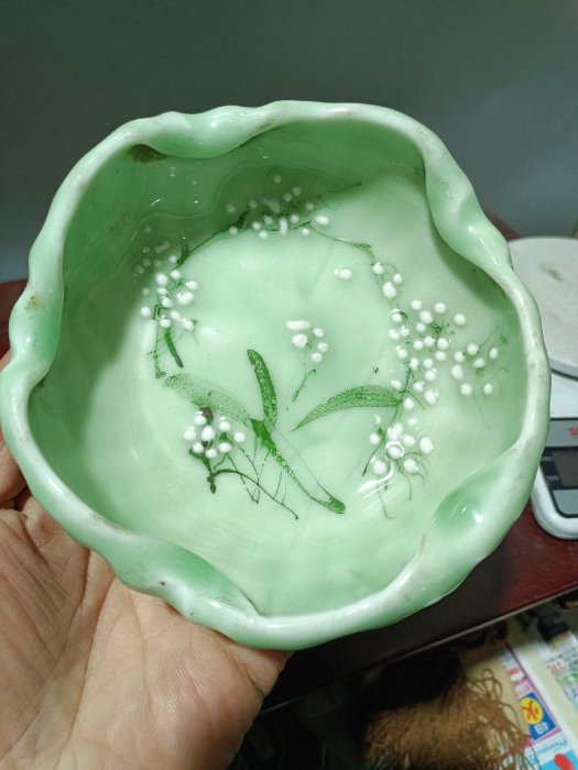嚴選清代豆青釉瓷器筆洗， th? 工捏塑文房珍藏，口徑13公分高5公分