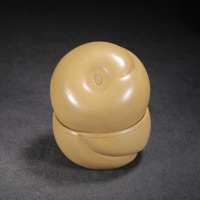 珍藏紫砂壺：壽桃六件套底款：汪寅仙品尺寸：壺159cm，杯74cm，盤243cm