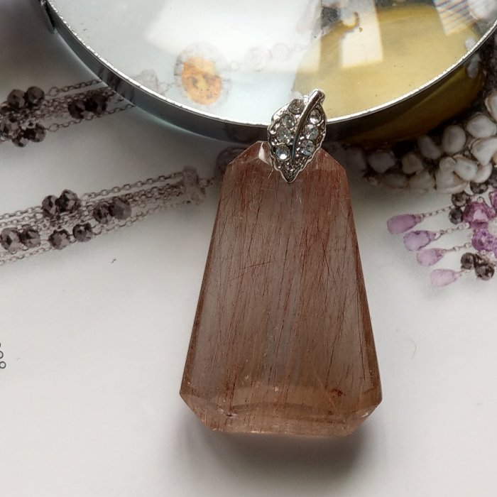 【開運如意閣】天然水晶~異象+紅銅鈦晶鑲k-鈦髮晶-胸墜長寬厚38*24*10mm重13公克~財的貴人鴻運相隨(A14盒5)