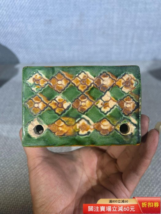 唐代三彩脈枕品相完好如圖，器型規整，釉面瑩潤古樸，整體施滿釉，有