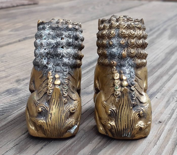 獅置物，古銅製，鎮宅，辟邪，在銘あり重2300克。 獅置物，古銅製，鎮宅，辟邪，在銘あり重2300克。