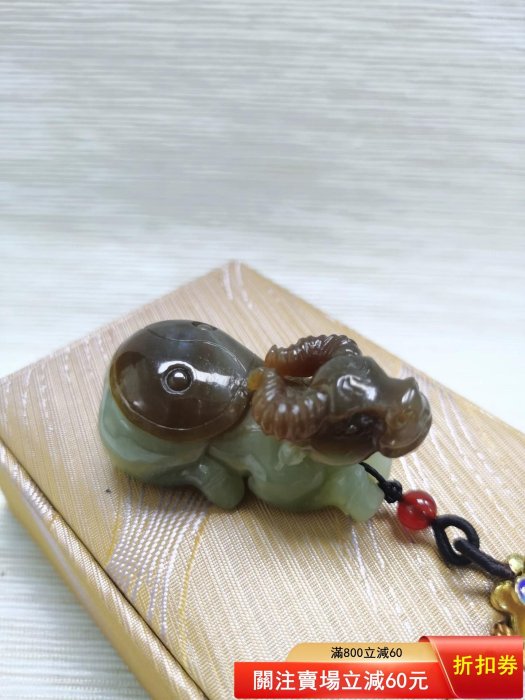 和田玉牛掛件吊墜且末糖俏色手把件和田玉牛掛件利用糖色雕刻牛頭牛身為