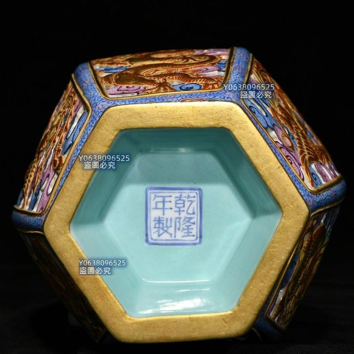清乾隆古月軒重工粉彩鏤空描金龍鳳紋六方瓶，高25cm直徑11.8cm，編號43