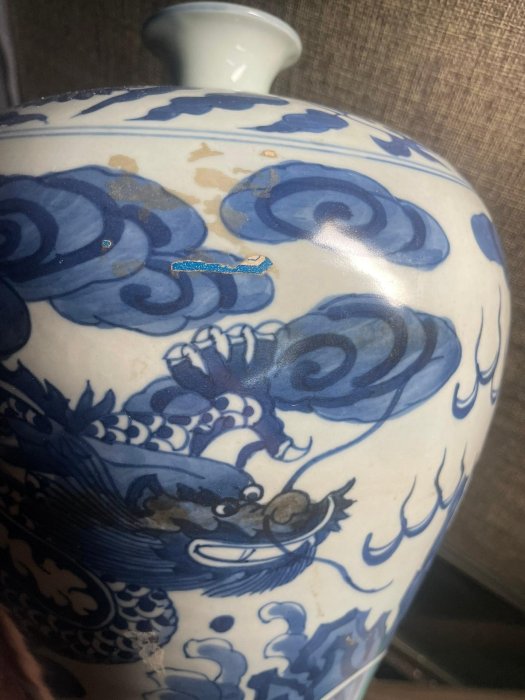 嚴選大明嘉靖年制青花龍紋梅瓶，瓷質精細釉色瑩潤。瓶身纏枝花卉與生動