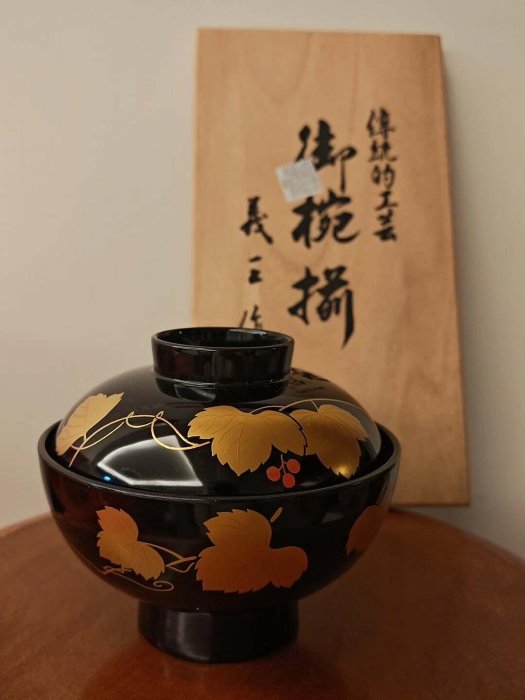 嚴選日本會津涂手工蓋碗，木胎大漆工藝，金色葡萄紋飾，附原木專用盒
