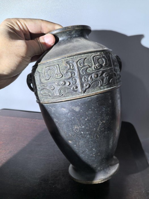 民國大漆饕餮紋象耳清供銅瓶【年代】民國【尺寸】口徑8CM，底徑9.4CM