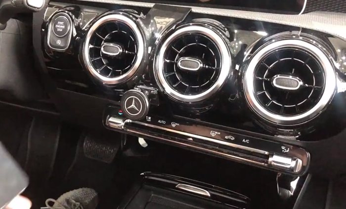 《HelloMiss》2019年 BENZ A180 A200 A250 專用手機架 固定 冷氣出風口 支架 車用 磁鐵