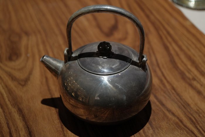 純銀製 渦紋 锥目打 湯沸 銀瓶 煎茶道具 純銀製 渦紋 锥目打 湯沸 銀瓶 煎茶道具 純銀湯沸的