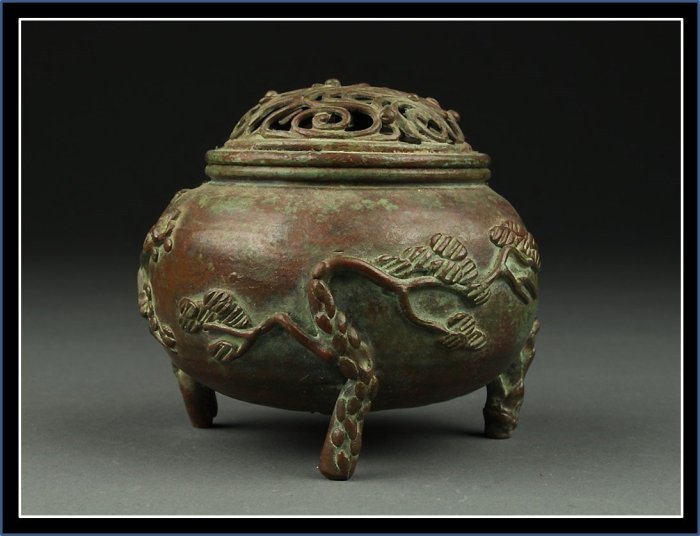 高岡銅器須賀月芳作 三足香炉 松竹梅 玉形三友文香炉 焼青銅色 銅製 香道具 勇福堂》】日本香道具－須賀月芳造【高岡銅器玉型松竹梅紋（三友文
