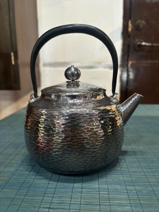 極上 純銀 古作 來鳳 造 唐木繋提手 梁環摘蓋 砲口 丸式型 銀瓶 湯沸 純銀保証 蔵六居造 蓮花彫刻 白砡 三連環摘 鳳凰口湯