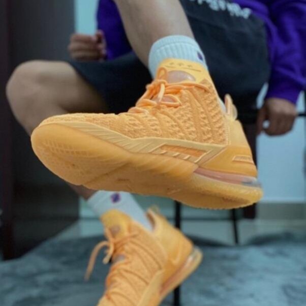 NIKE LeBron 18“Melon Tint
