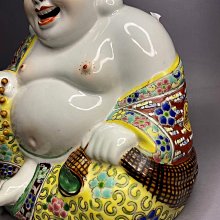 嚴選民國時期福建會館粉彩彌勒佛雕像，高20公分寬18公分，全新未損全品