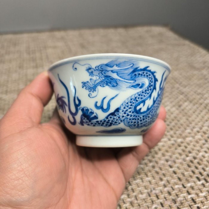 景德鎮純手工青花龍紋主人杯，柴窯風貌大氣推薦，適合收藏。回字紋杯口