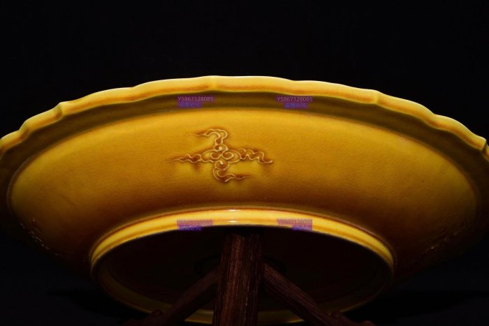 大明弘治年制黃釉加彩雕刻雙鳳紋賞盤，高5.3×33.5釐米40041 青花五彩