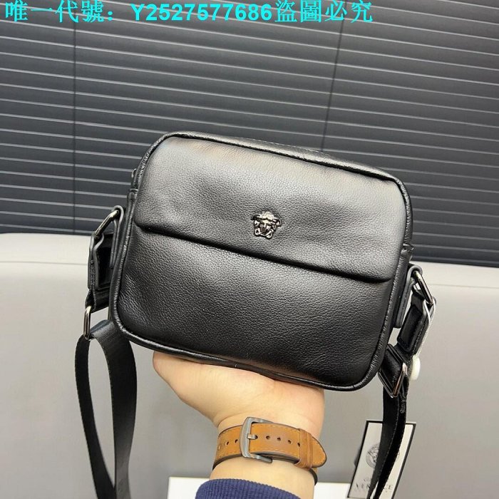 Versace 範思哲牛皮男士單肩包 郵差包男包 斜挎包 採用精湛鑲嵌細工經典百搭 實物拍攝 配送防塵袋 19 x