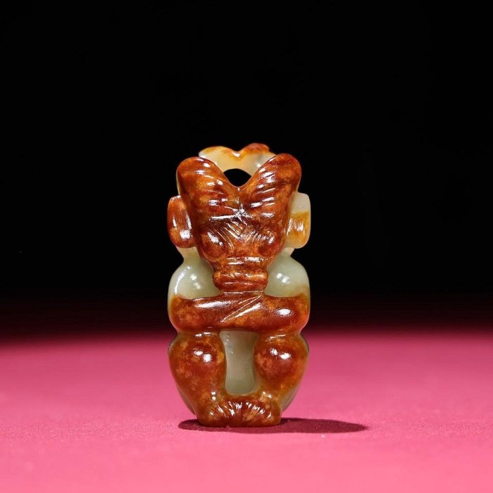 中古 河磨玉 皮色 太陽神 仿古彫刻 ペンダント 中国美術 玉佩 CL0006 臻品舊藏， 紅山文化河磨玉太陽神把，包漿厚重，沁色入骨，工藝精湛