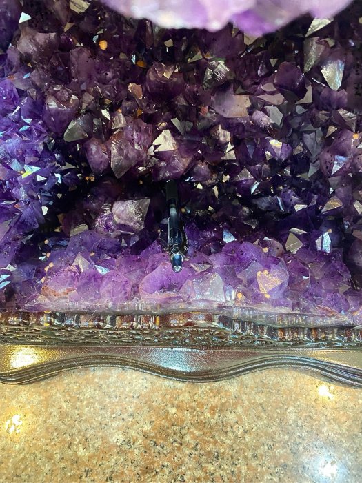 大角艷紫土型紫水晶洞，重69公斤，含座高：48、寬：47、