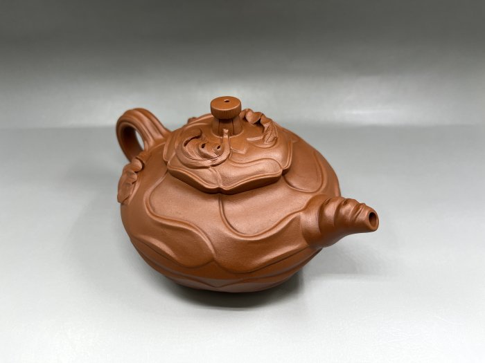 魯新華【紅泥風捲葵壺】研高300 cc 2003年榮獲第五屆中國工藝美術大師