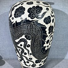 宋代磁州窯龍紋大梅瓶品相如圖，器型規整，釉面瑩潤古樸，黑白分明，刮